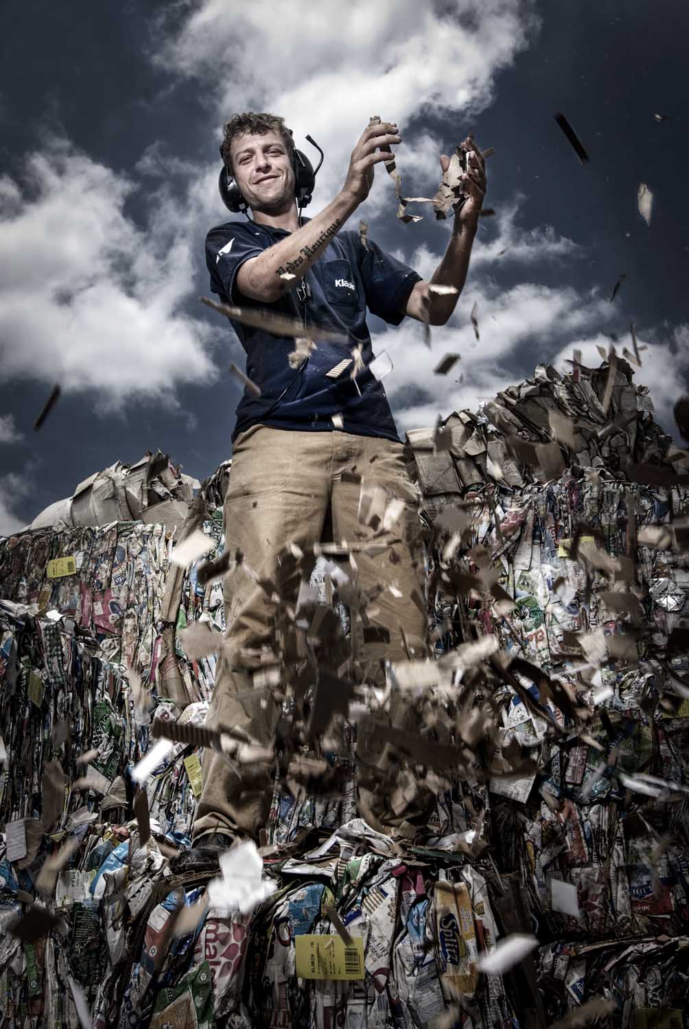 Trabalhador de reciclagem na Klabin Piracicaba, Brasil.