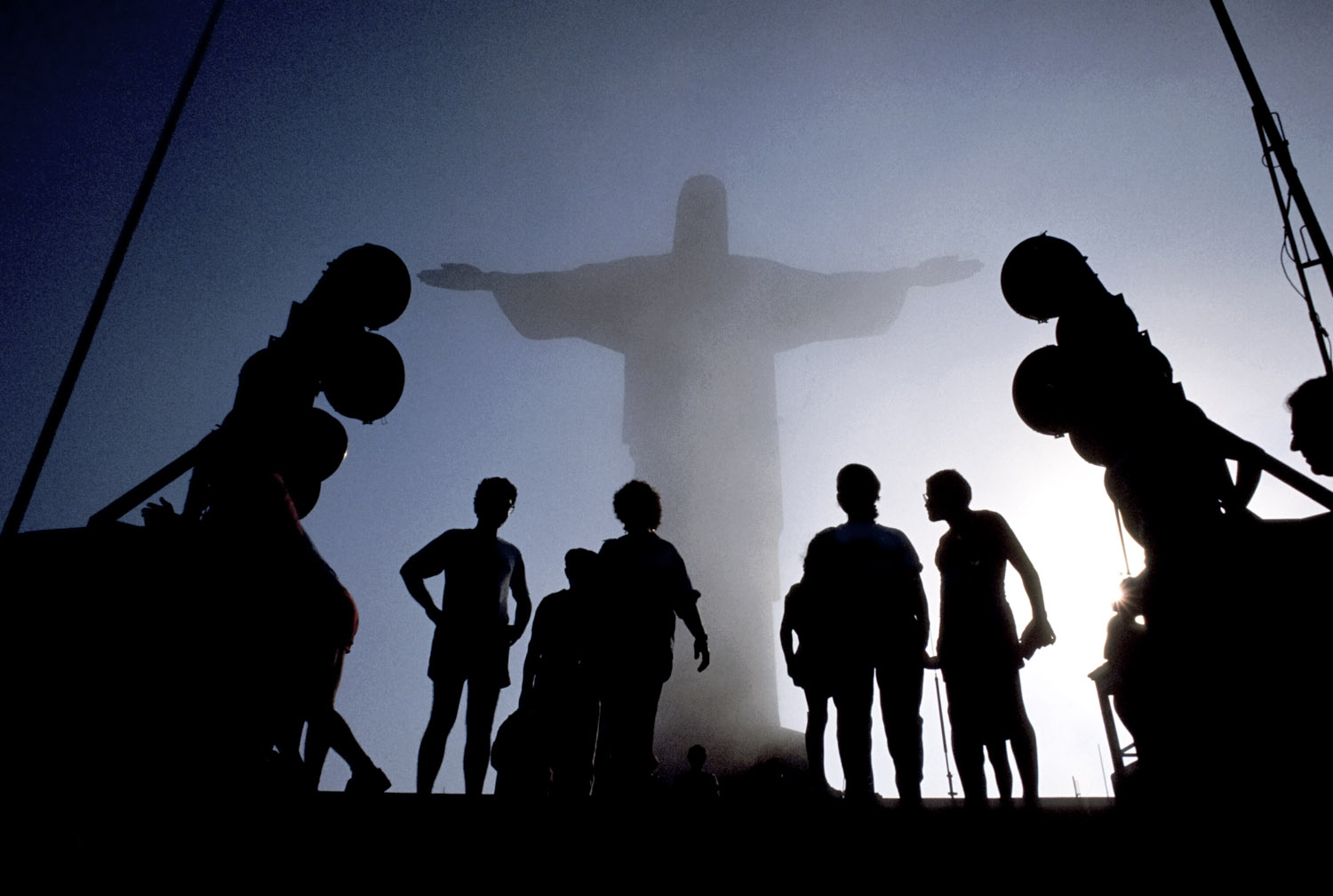 Turistas em frente ao Cristo Redentor.