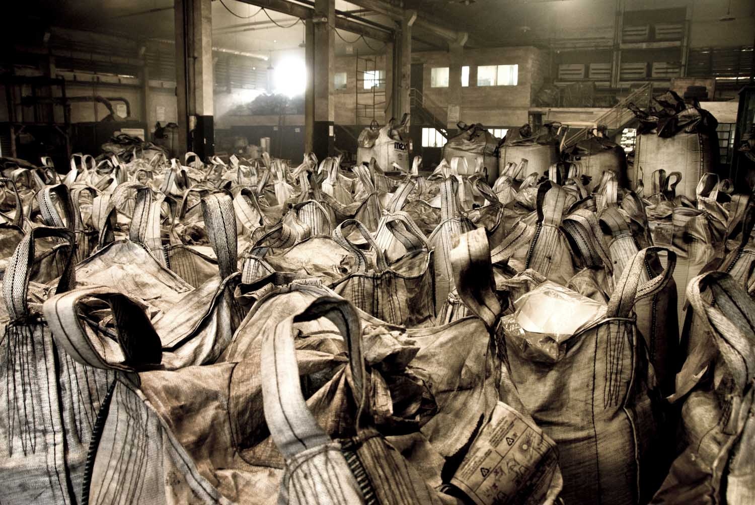 Minério de aço reciclado é mantido em grandes sacos da fábrica da Mextra, em Diadema.